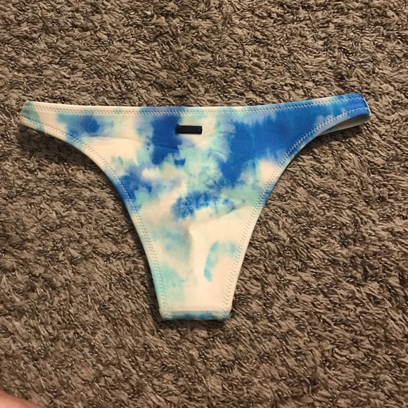 Size small tie dye triangl bikini bottom - Picture 2 of 4